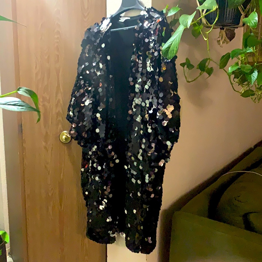 Black sequence kimono